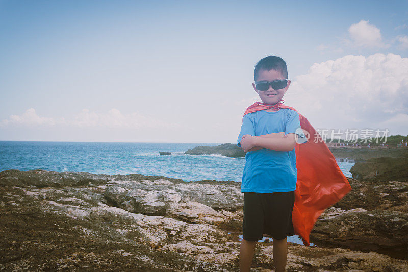 小男孩打扮成超级英雄