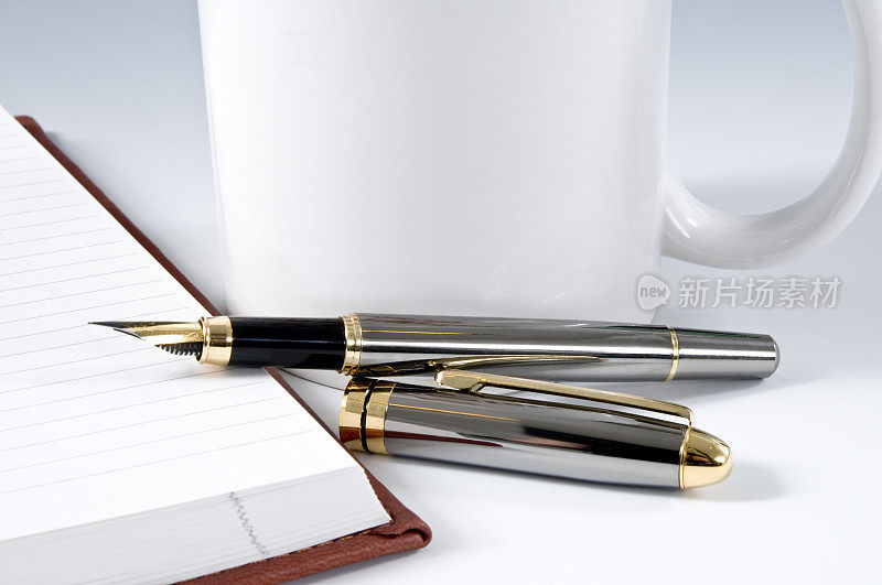 咖啡杯，笔记本和钢笔