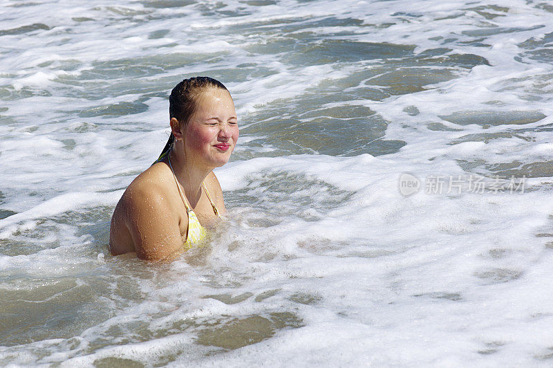 少女在海里游泳