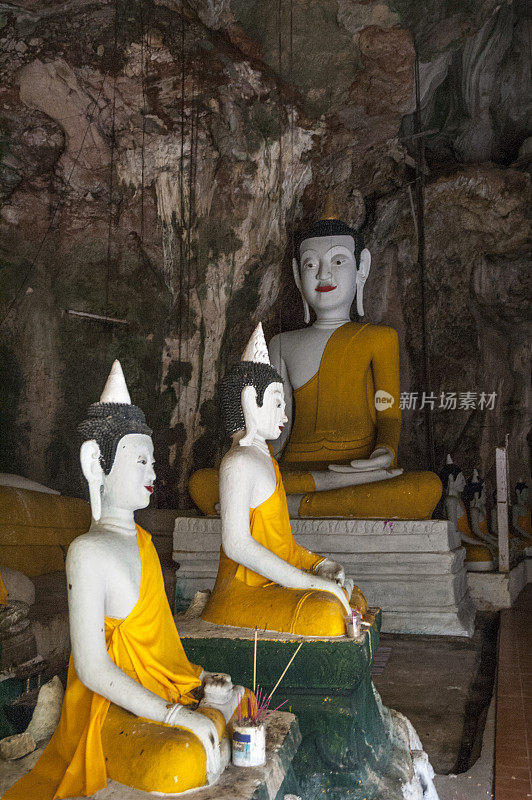泰国攀牙洞里的佛像