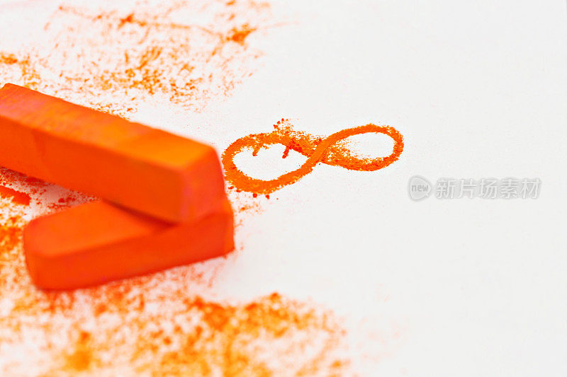永永远远:用橘色粉笔画出无限的符号