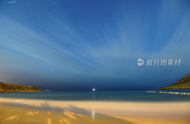 海滩夜景与星径