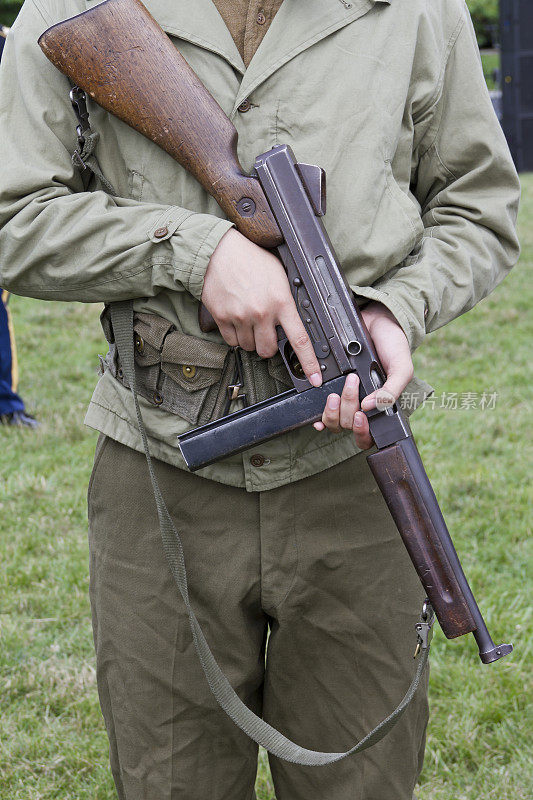 第二次世界大战的士兵，手持汤普森冲锋枪