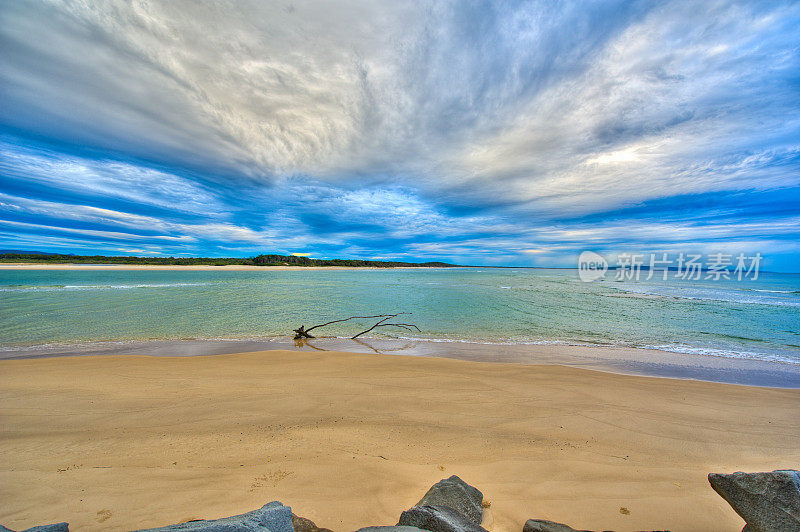 努沙河口和北郡日出与云HDR