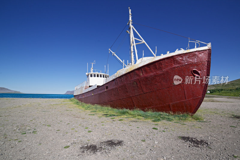 西峡湾一艘红色船只的残骸。冰岛。