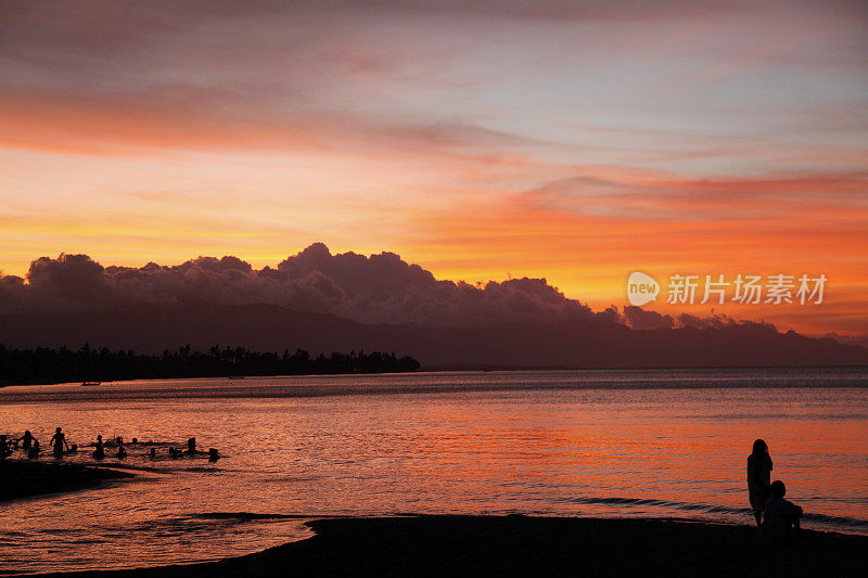 日落时的海滩，Sanur，巴厘岛，印度尼西亚