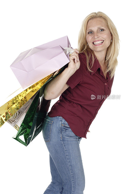 漂亮女人肩上扛着五颜六色的购物袋