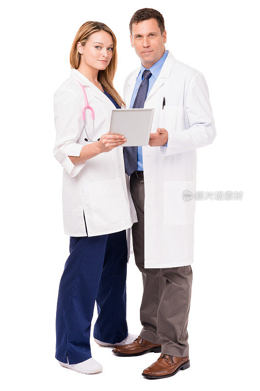男性和女性医生数字平板电脑隔离在白色背景