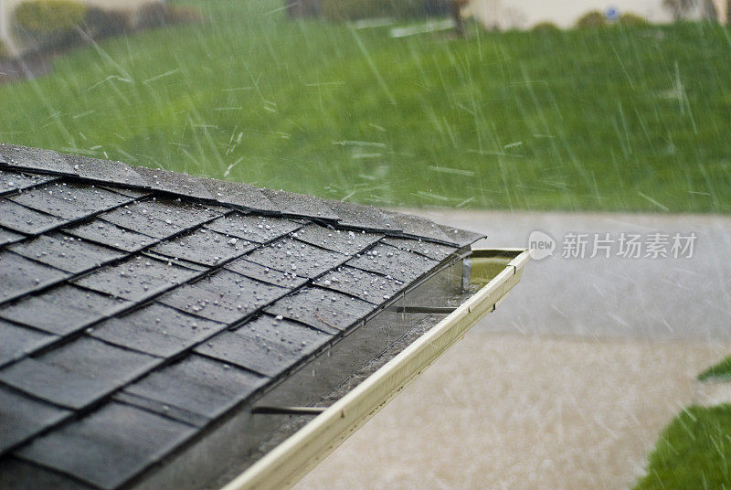 暴风雨期间冰雹击中屋顶，水平方向