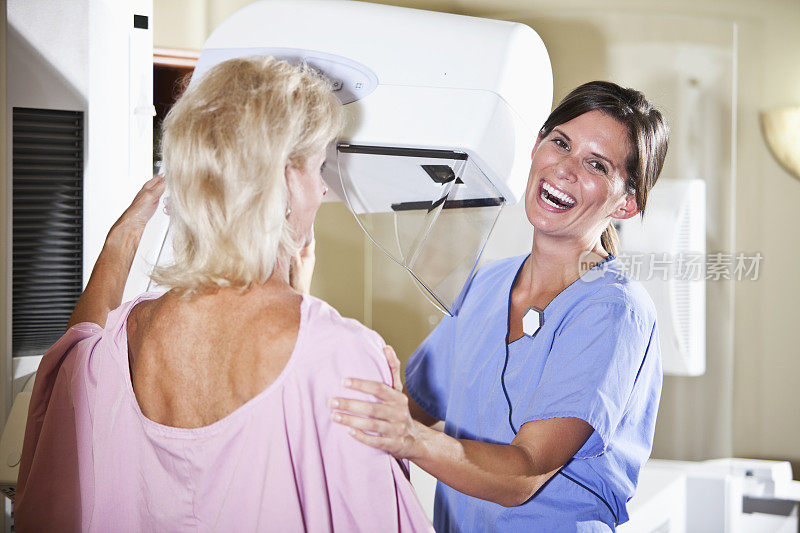 护士给病人做乳房x光检查