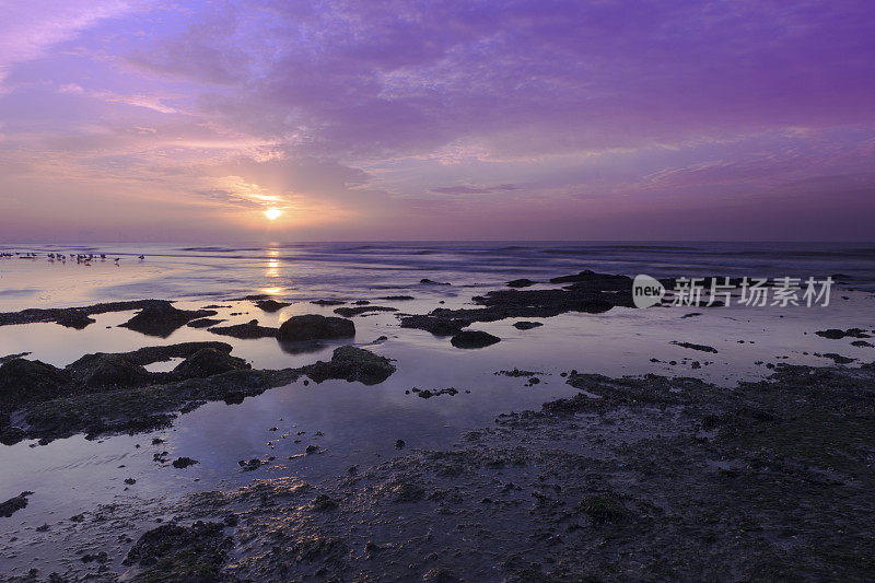 日落前的忧郁海景