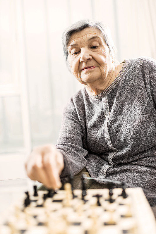 老女人在下棋。