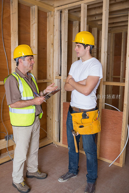 工头和建筑工人谈话