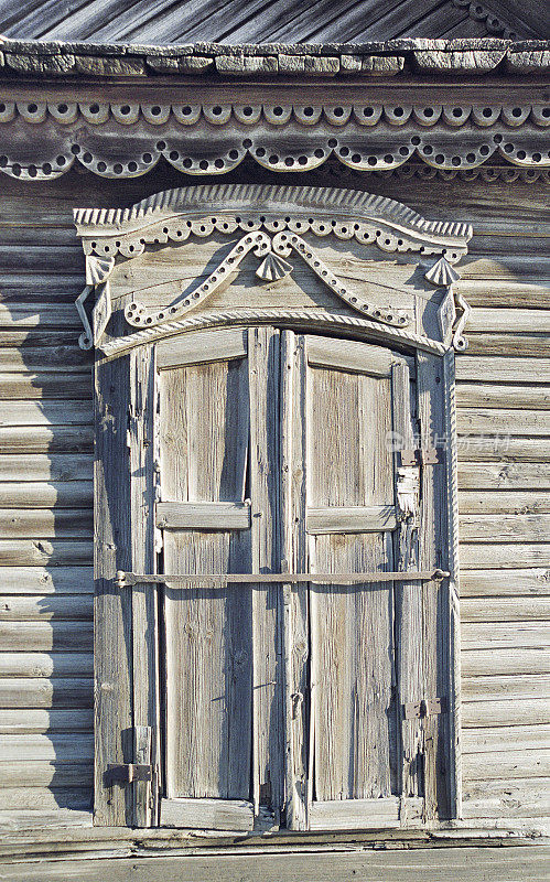 窗户的一个古老的俄罗斯房子19世纪。