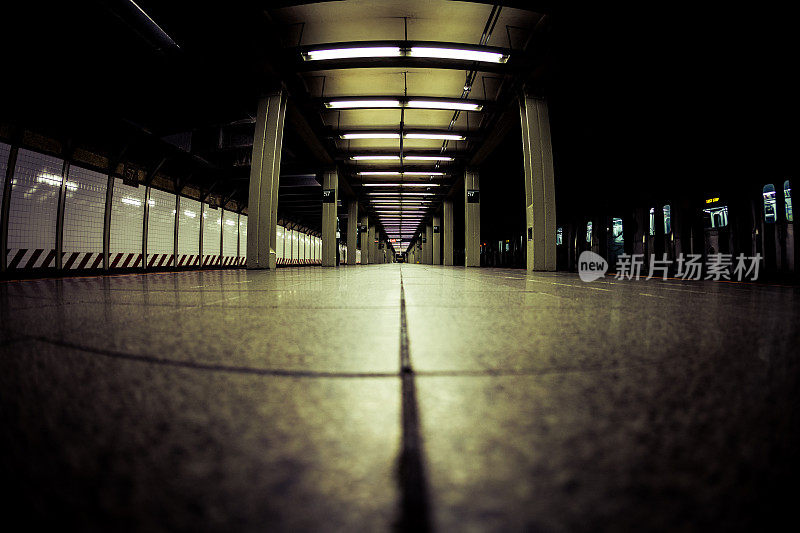 曼哈顿的黑暗地铁火车站