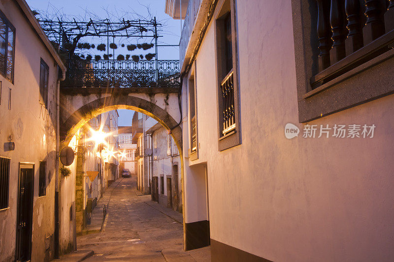 西班牙加利西亚古城贝坦佐斯的夜景街景。