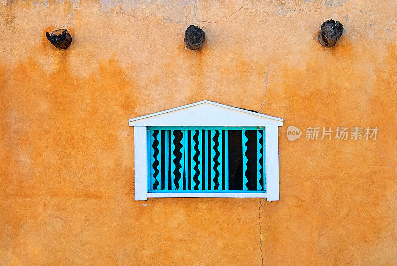 圣达菲蓝窗，灰泥墙上有百叶窗