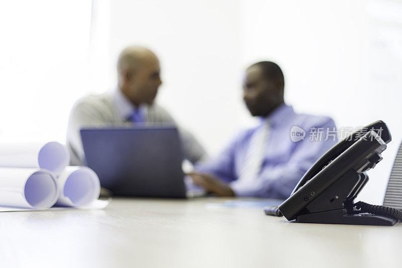 两个非洲商人同事在会议室聊天