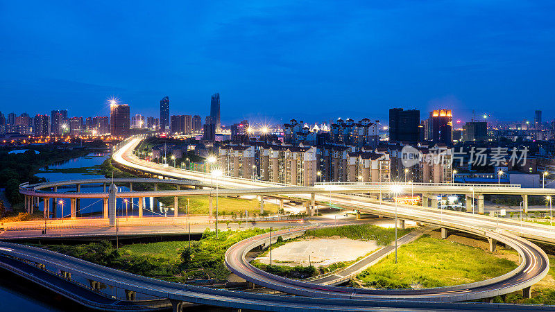 复杂的道路系统-非常大的交叉口