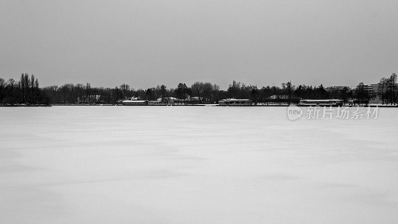 赫拉斯特劳公园的冰湖(黑白图片)