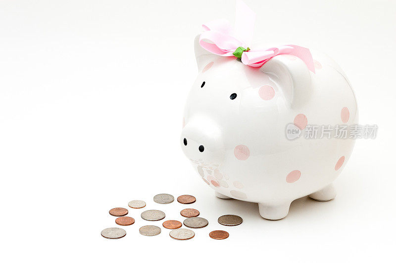 粉红色的储蓄罐旁边站着收集硬币