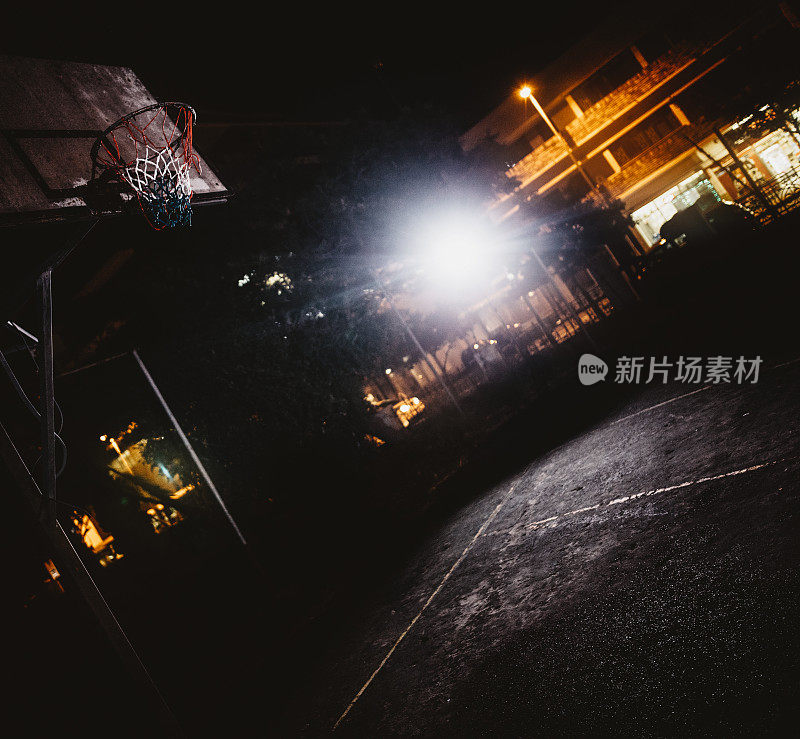 深夜里空荡荡的市中心篮球场