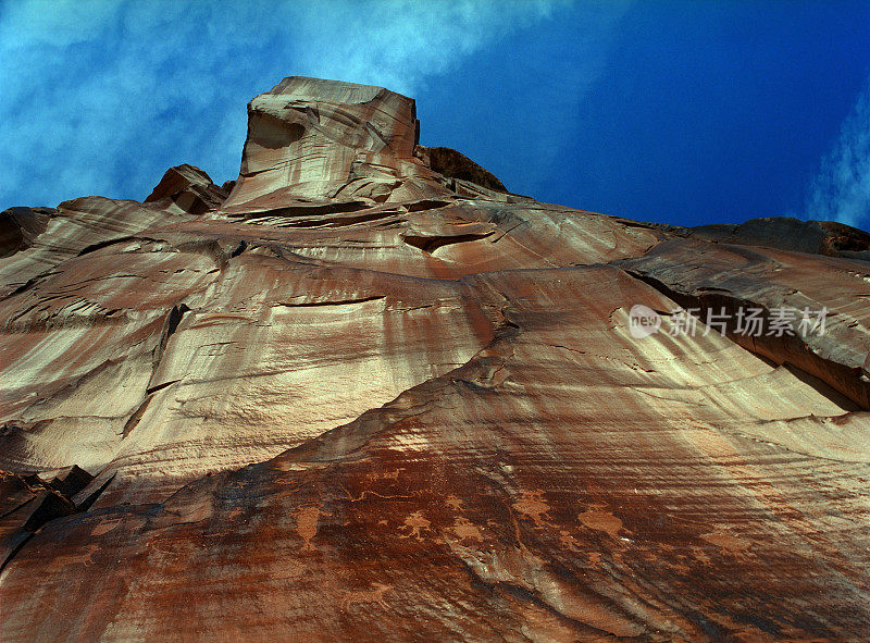 犹他州砂岩悬崖墙上的弗里蒙特岩画