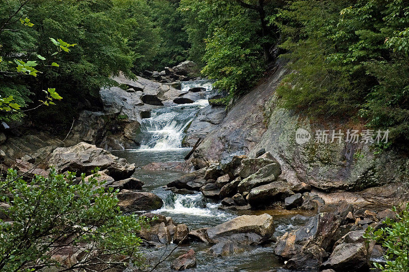 北卡罗莱纳州的山瀑布