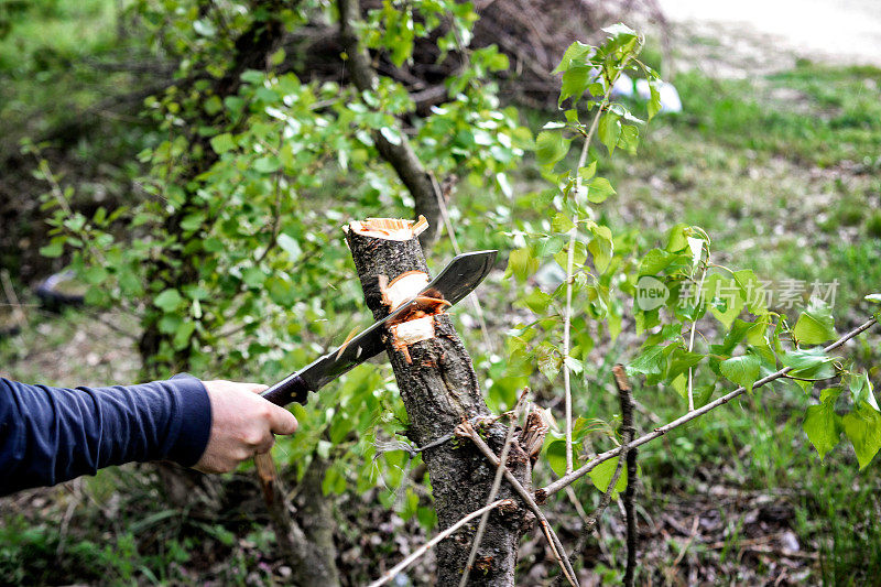 用大砍刀砍柴