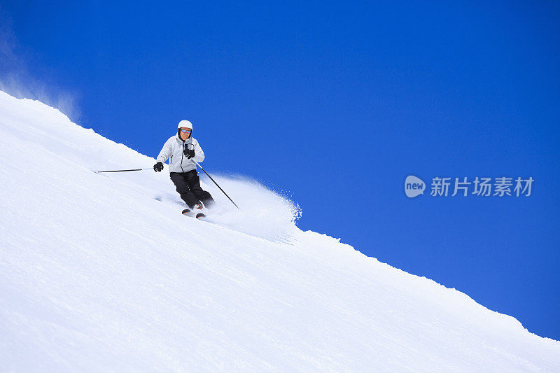 人们在阳光明媚的滑雪场滑雪