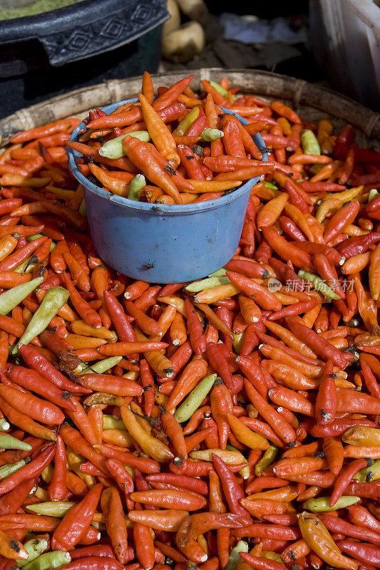 印尼松巴市的辣椒市场。