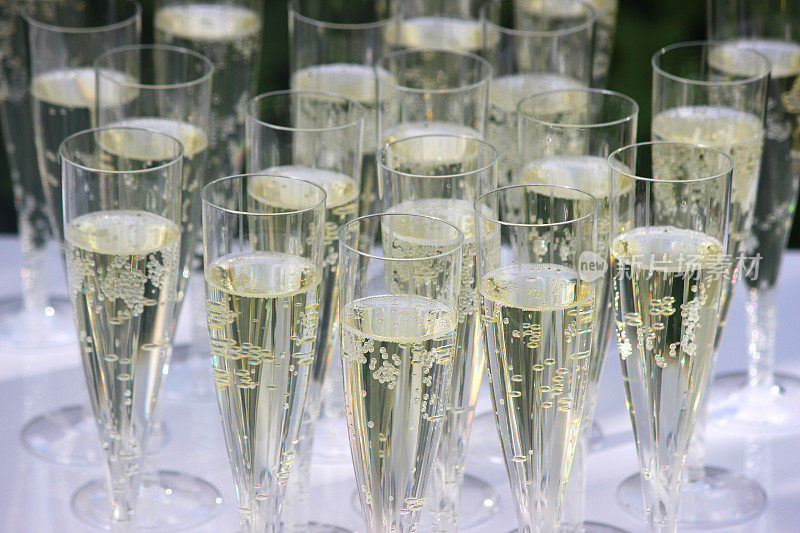 在婚宴上，塑料香槟酒杯像起泡的酒杯