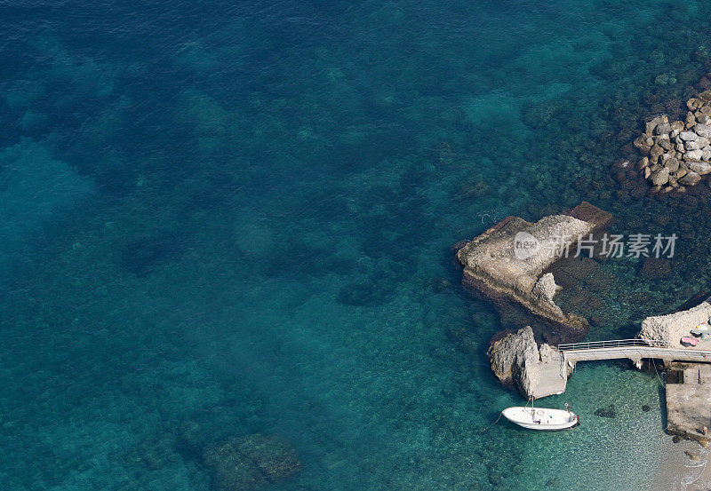 卡普里岛清澈的地中海海水