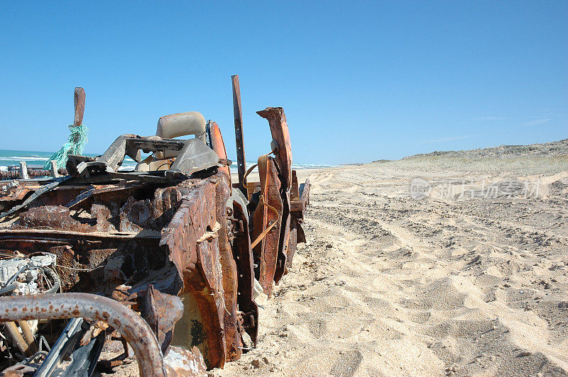 被遗弃的4x4在海滩上