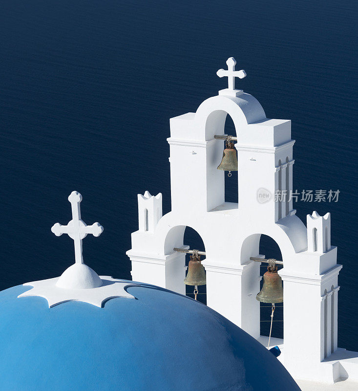 希腊圣托里尼岛的蓝色圆顶教堂
