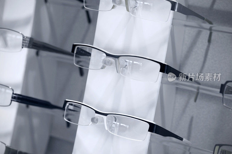 眼镜，特写显示与新眼镜在眼镜商，调色
