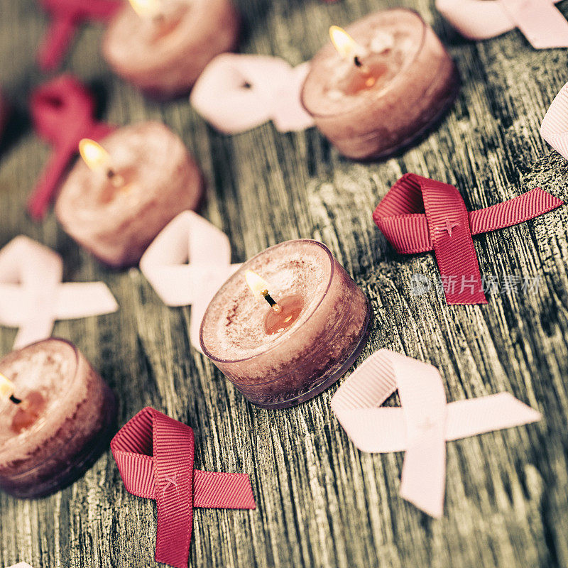 乳腺癌宣传丝带和粉色蜡烛