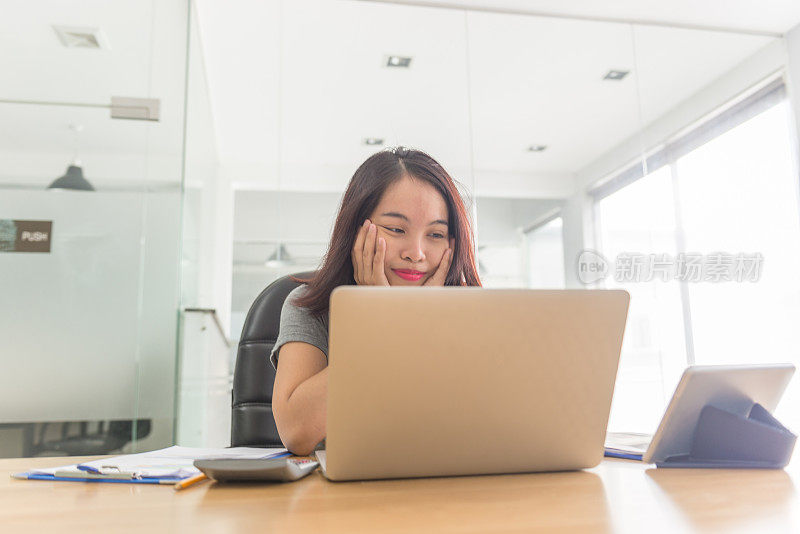 女性厌倦了她在工作中面临的问题