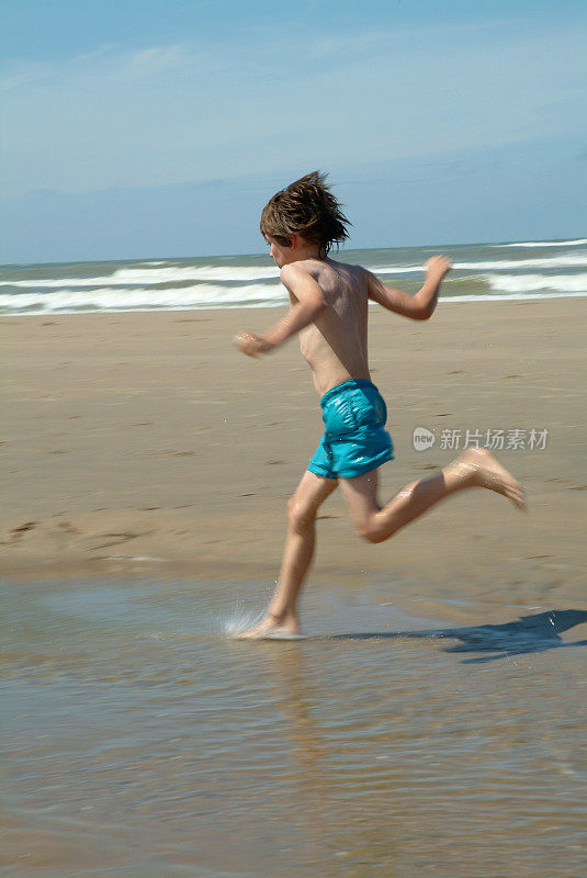 男孩沿着北海奔跑