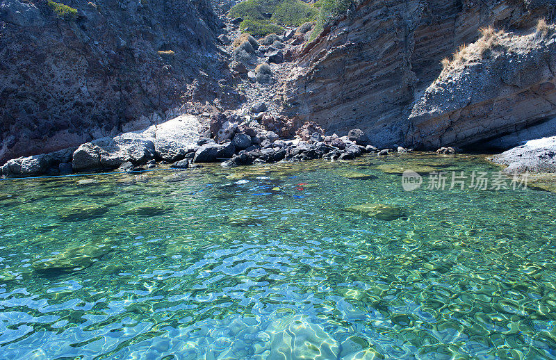 在热带碧绿的海水中进行潜水训练