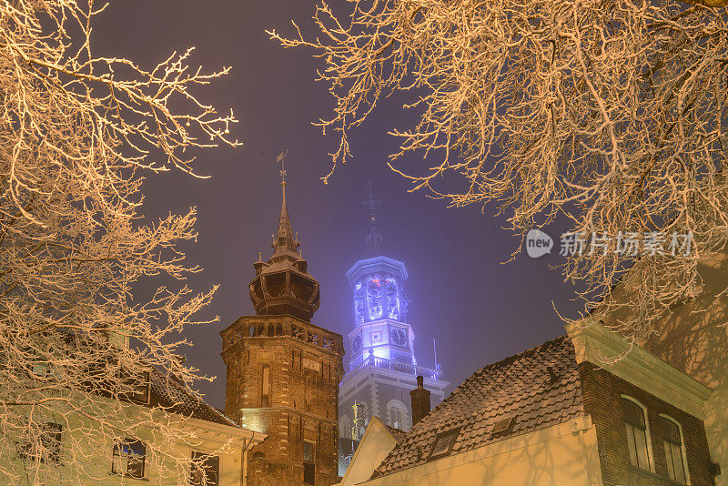 新塔和旧市政厅在坎彭的冬夜