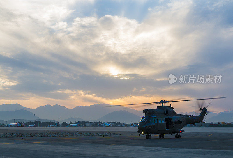 军用直升机在黄昏时滑行