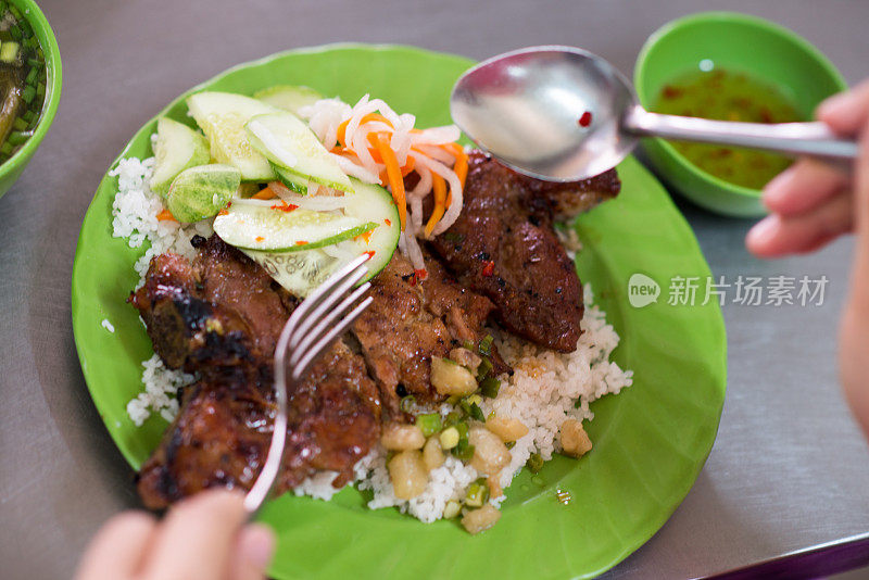 烤猪肉和糯湛饭