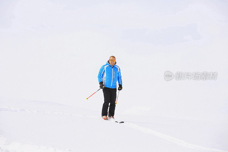 成年男子在乡间滑雪道外的雪上滑雪