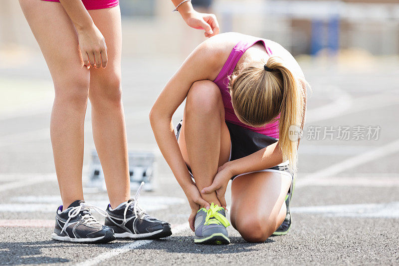高中女生参加田径比赛后脚踝受伤