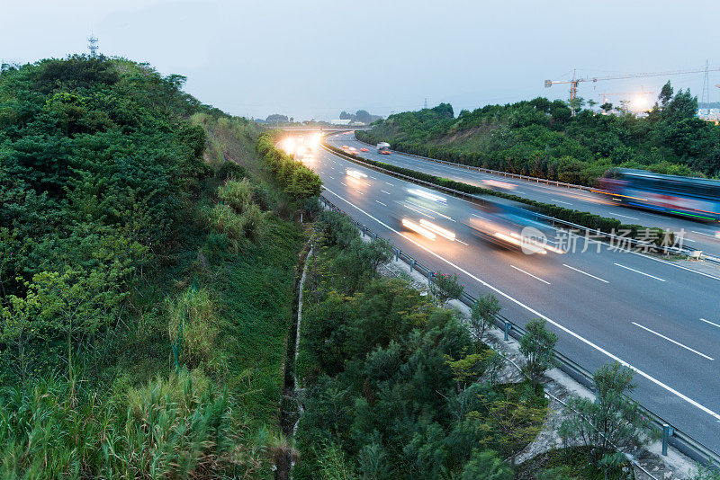 高速公路上超速的卡车