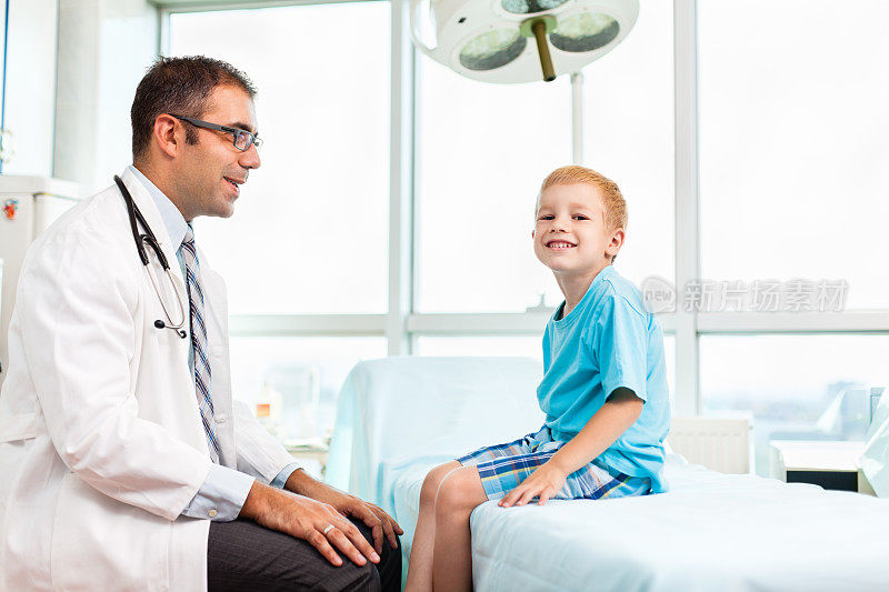 小男孩看医生