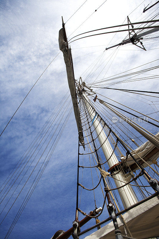 帆船的桅杆，纵帆船