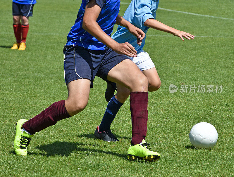 年轻的足球运动员在踢球
