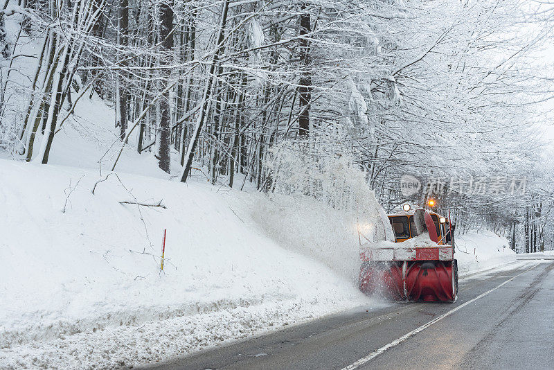 欧洲斯洛文尼亚森林地区的扫雪车